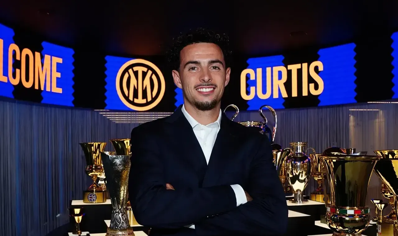 Oficial: Inter contrata médio do Liverpool